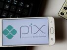 Imagem de celular com logo do pix